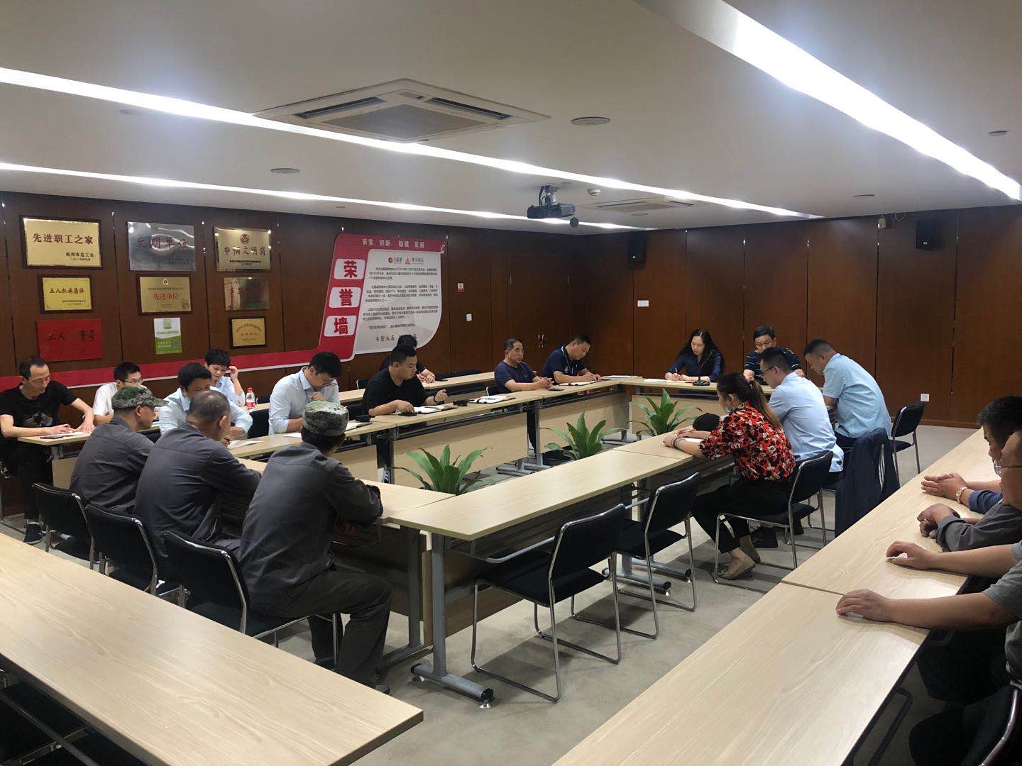 水晶城召開國慶節(jié)前安全會(huì)議