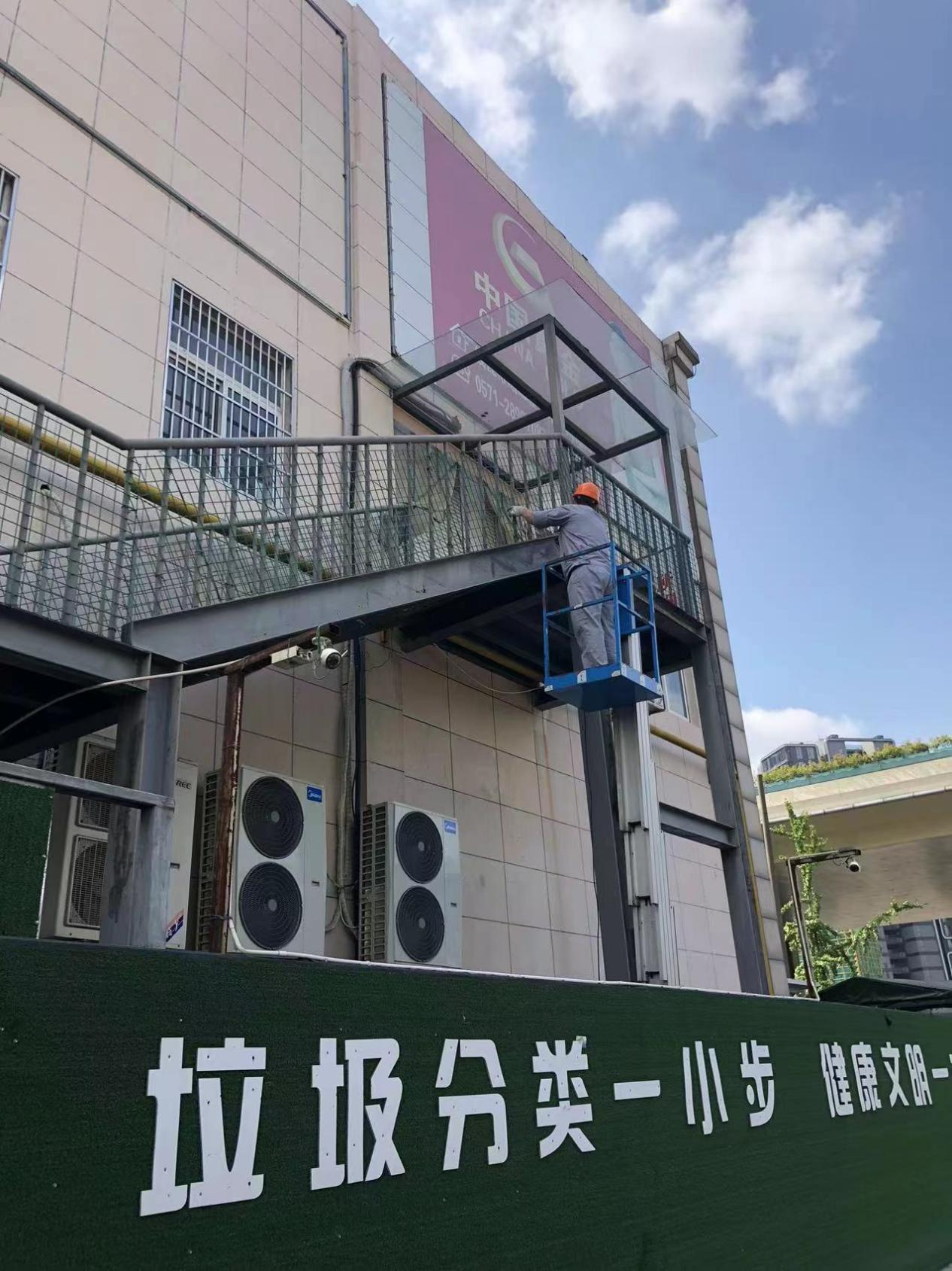  錢江商城鋼樓梯進(jìn)行除銹涂漆